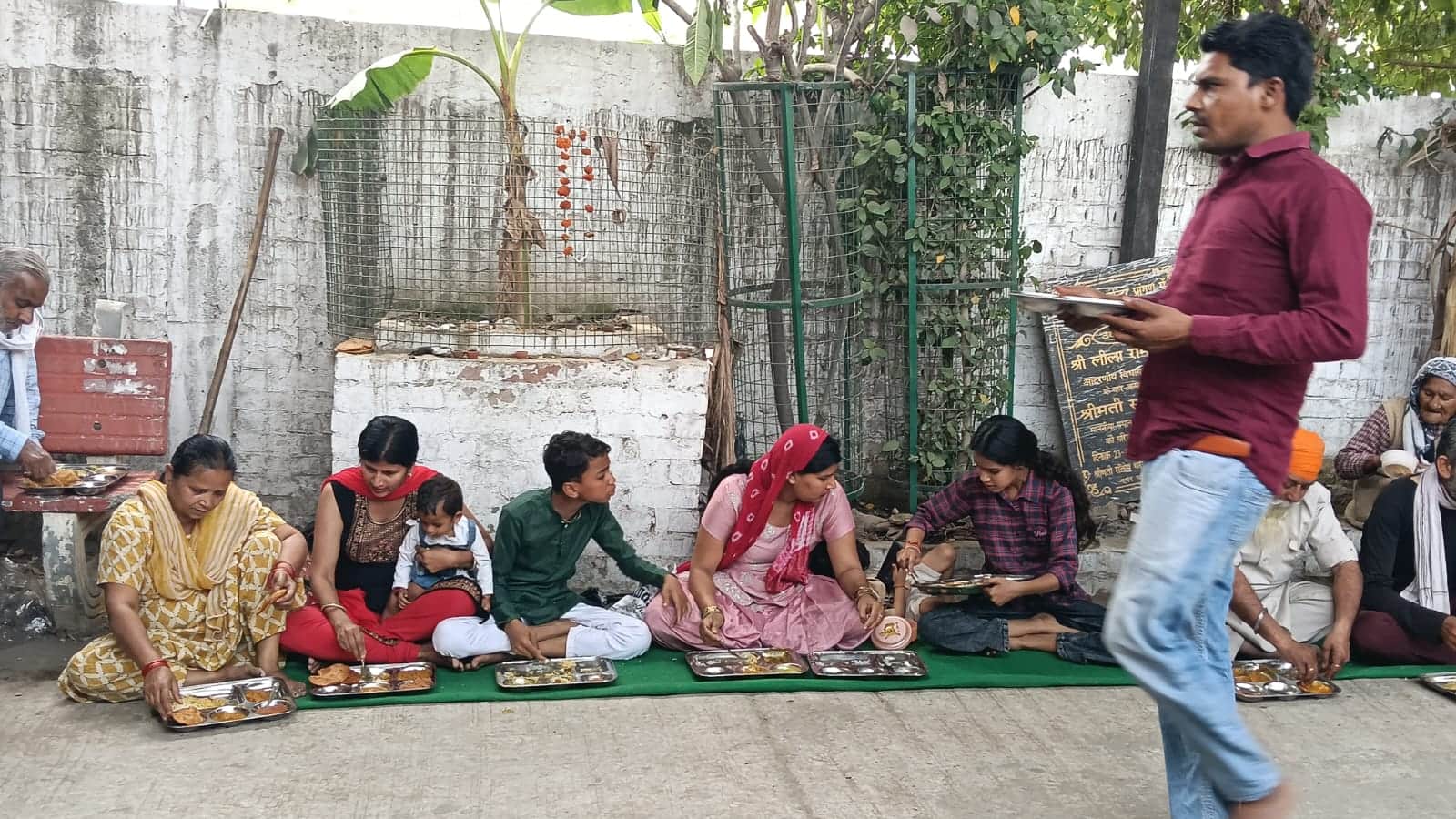 कैथल के कमेटी चौक पर स्थित भाई उदय सिंह किले में राम नवमी के मौके पर आयोजित भंडारे में प्रसाद 