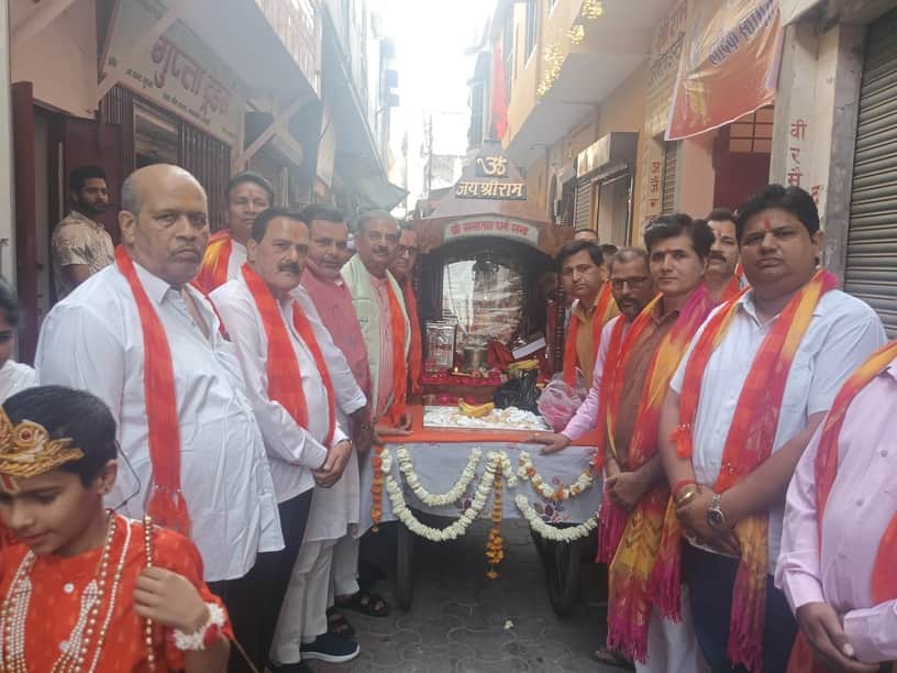 कांधला में श्री राम नवमी पर शोभा यात्रा में  शामिल  श्रद्धालु । संवाद