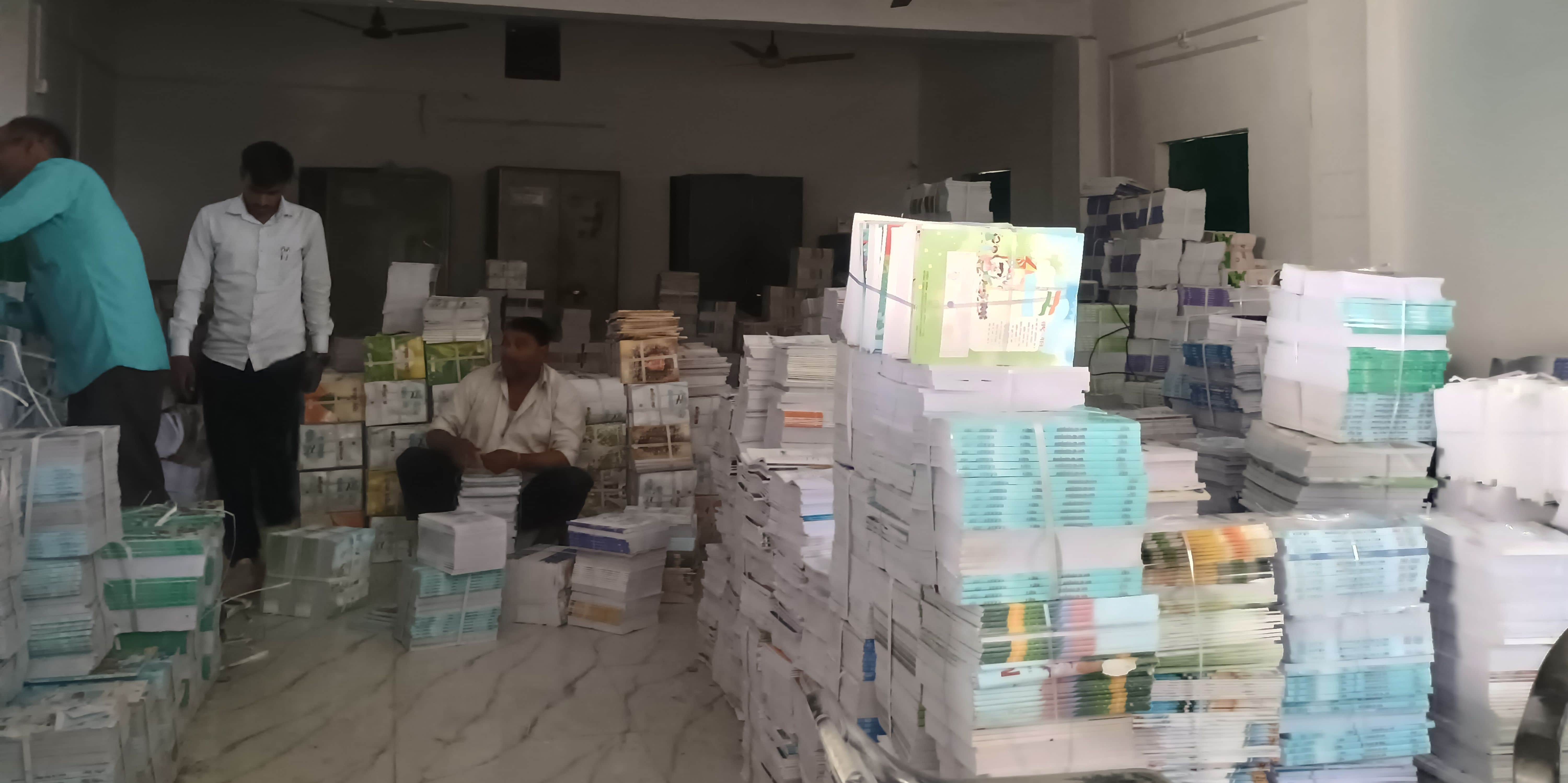 कुड़वार ब्लॉक संसाधन केंद्र पर रखी पुस्तकें। संवाद