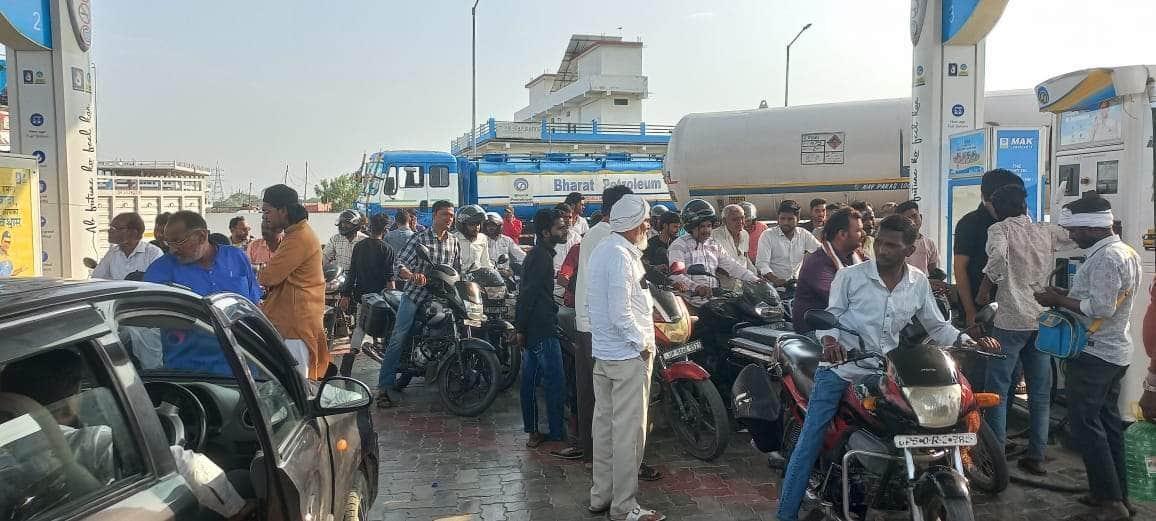 लालगंज में पेट्रोल लेने की लिए लगी भीड़। संवाद