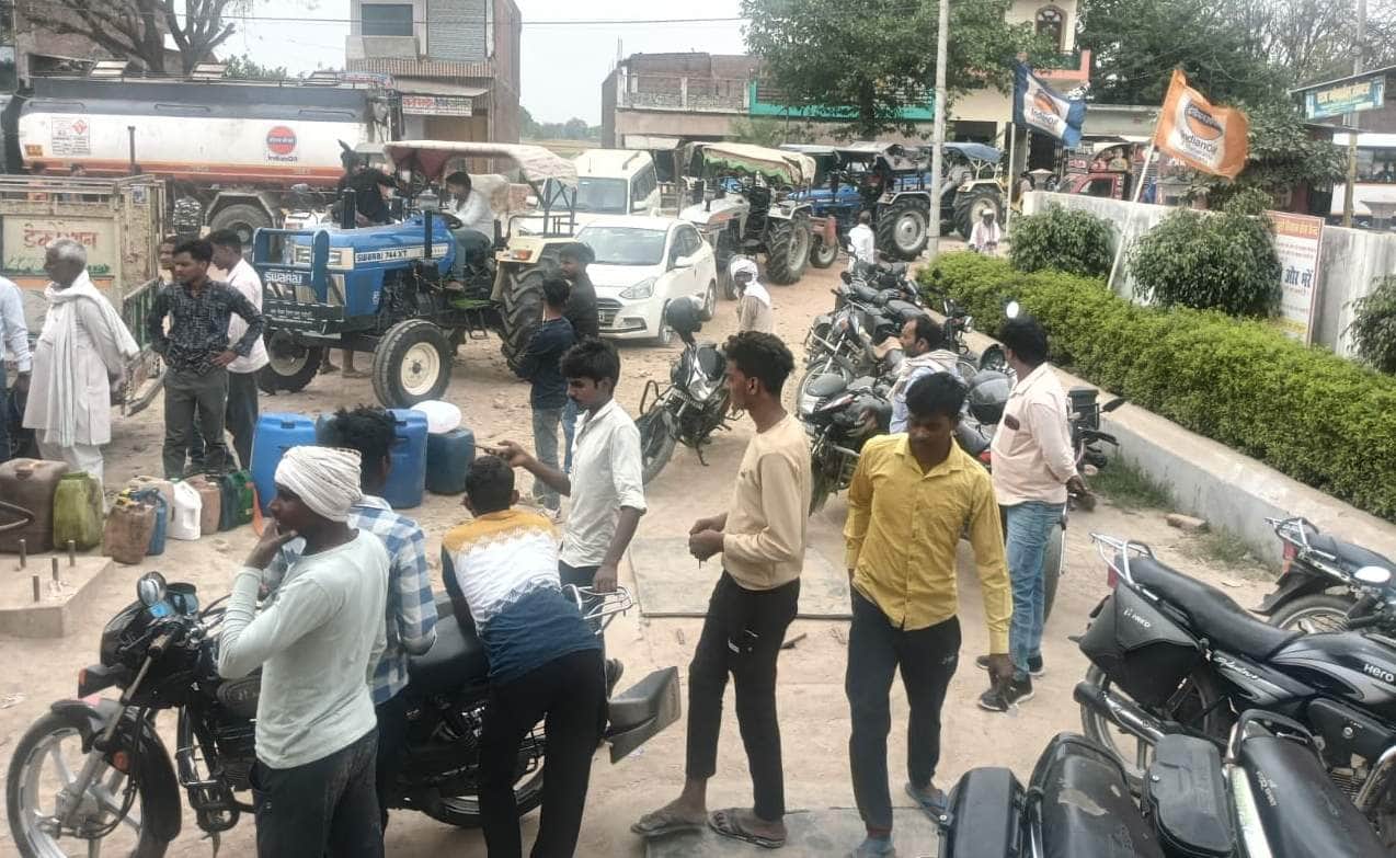 लाटघाट में डीजल लेने के लिए वाहनों की लगी कतार। संवाद