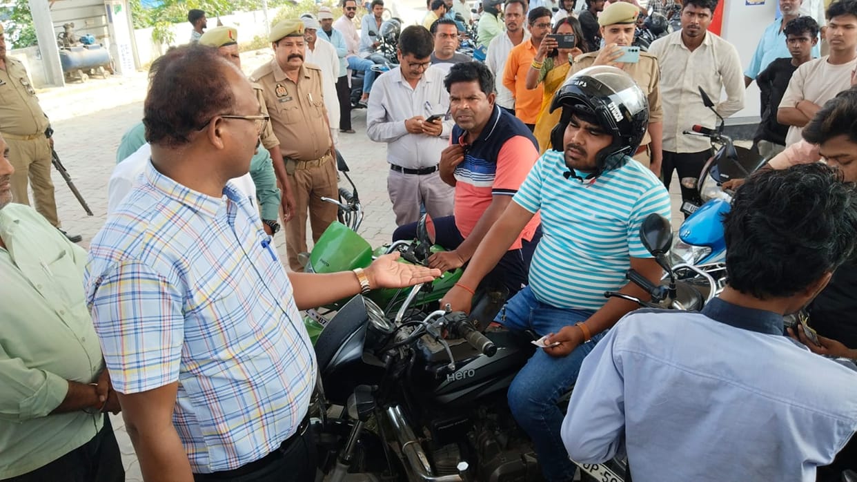 The District Magistrate inspected the petrol pumps and took stock information.