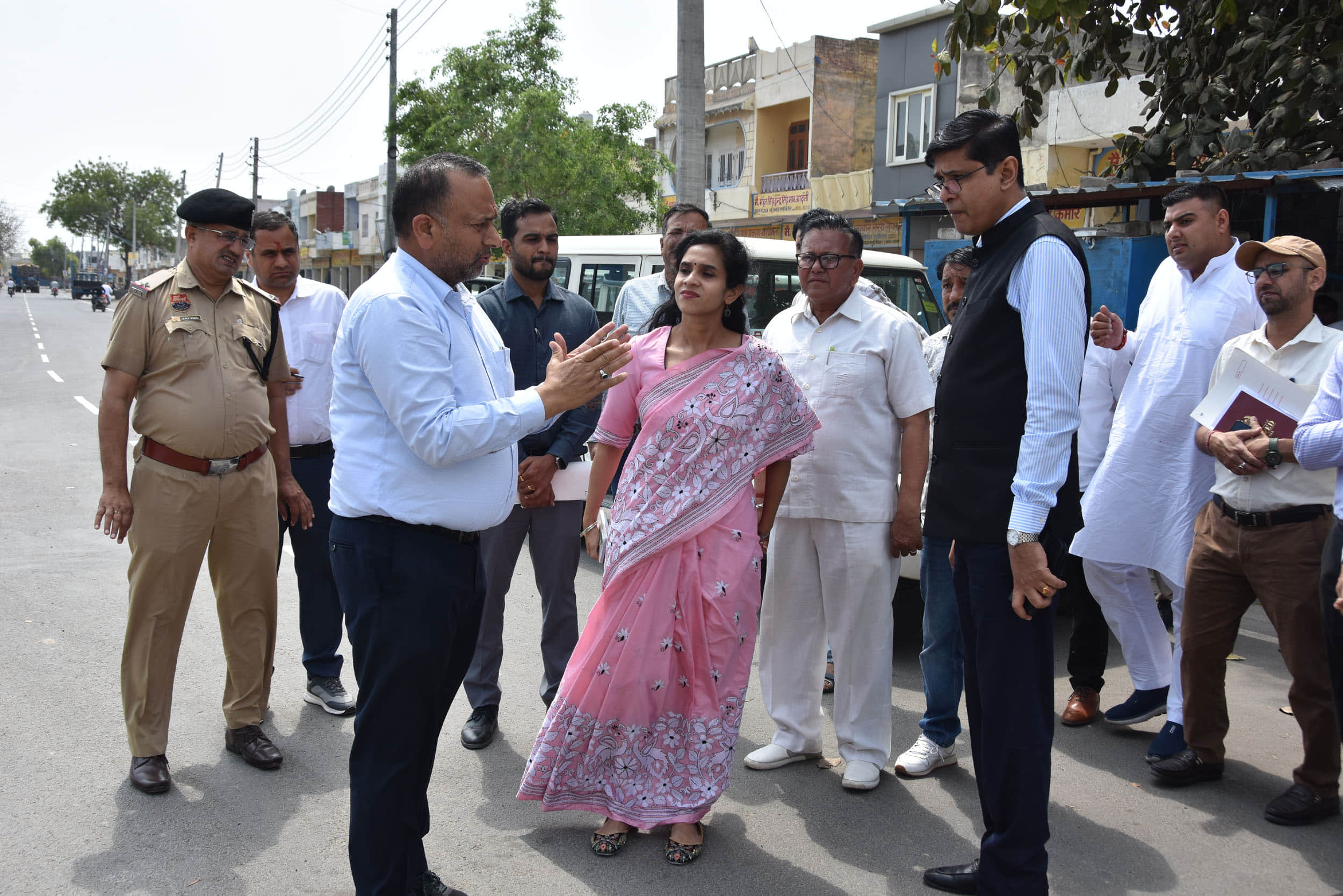 मंडी में आढ़तियों की समस्याएं सुनते मुख्यमंत्री के अतिरिक्त प्रधान सचिव।