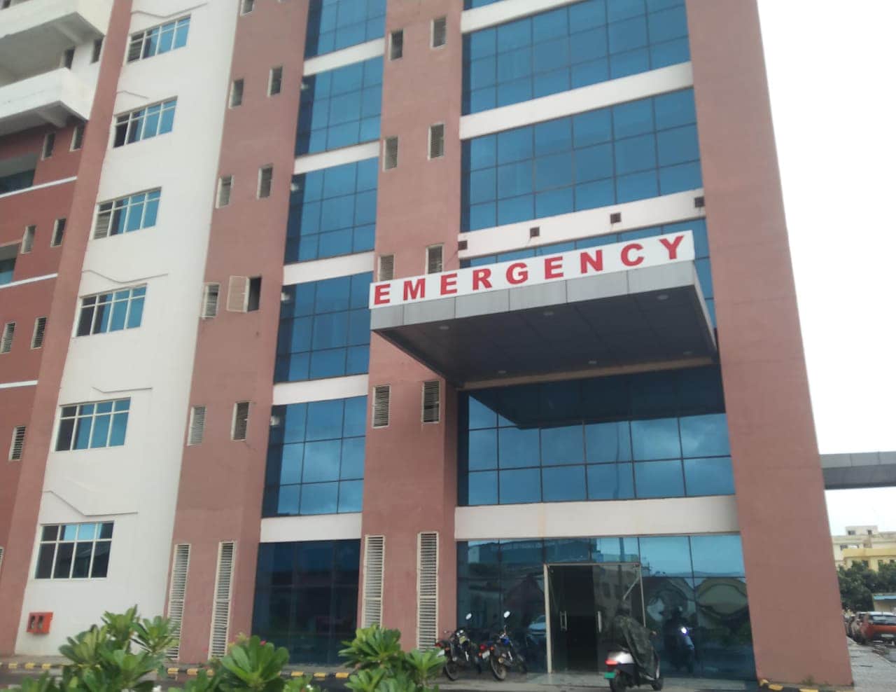 मेडिकल कॉलेज के चिकित्सालय का भवन। संवाद