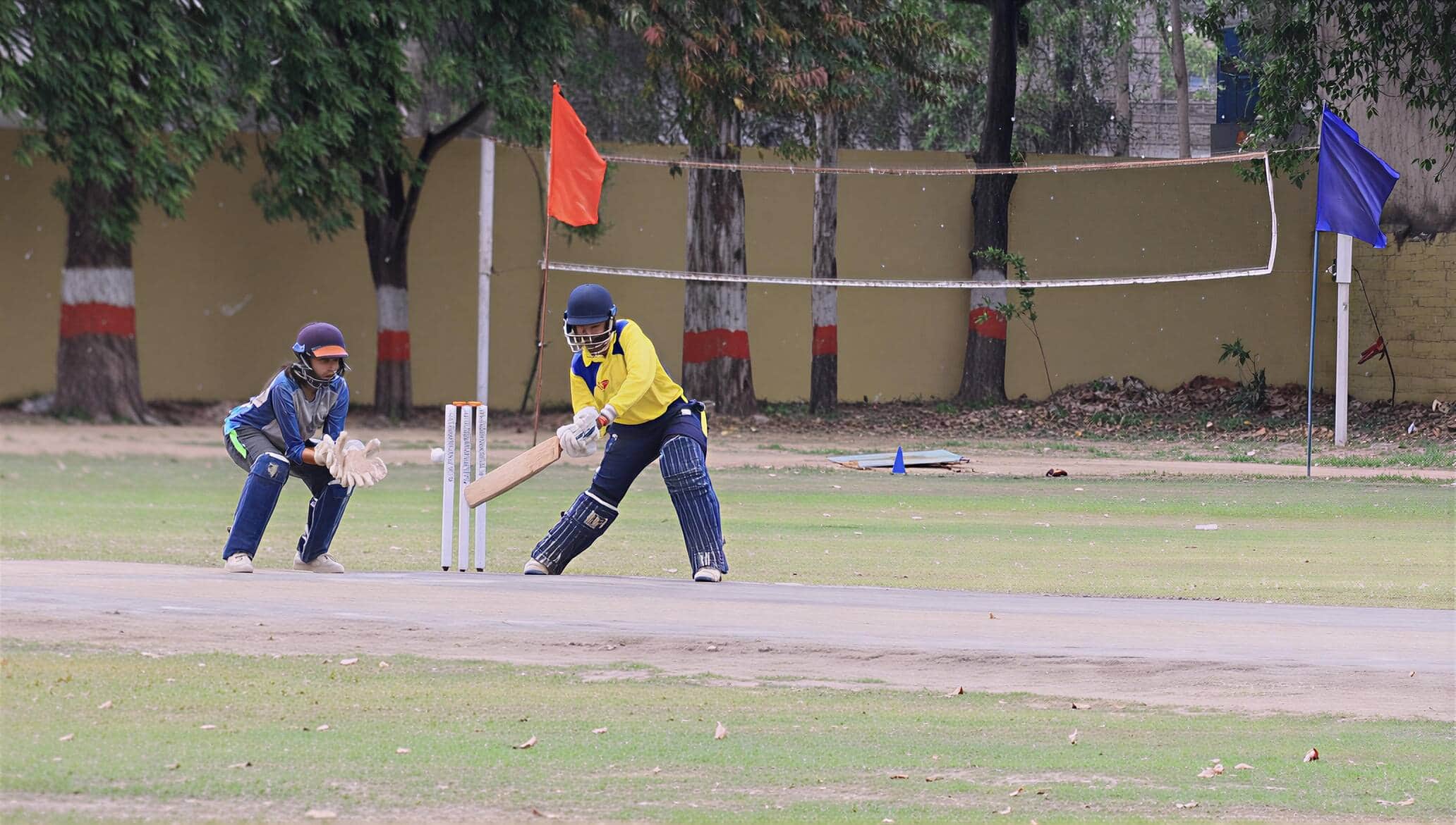 महिला क्रिकेट प्रतियोगिता में शाॅट खेलती खिलाड़ी। संवाद