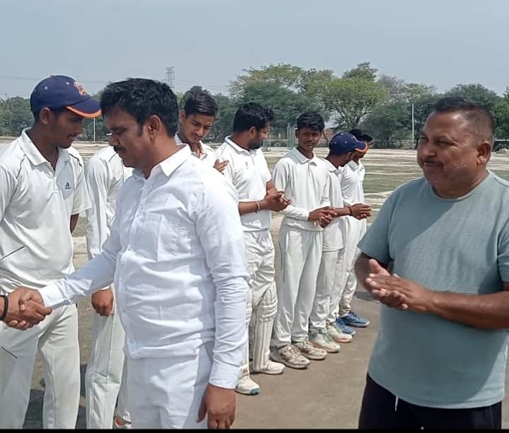 महर्षि आजाद स्टेडियम मेढ़ी में खिलाड़ियों से मिलते अतिथि। स्रोत आयोजक