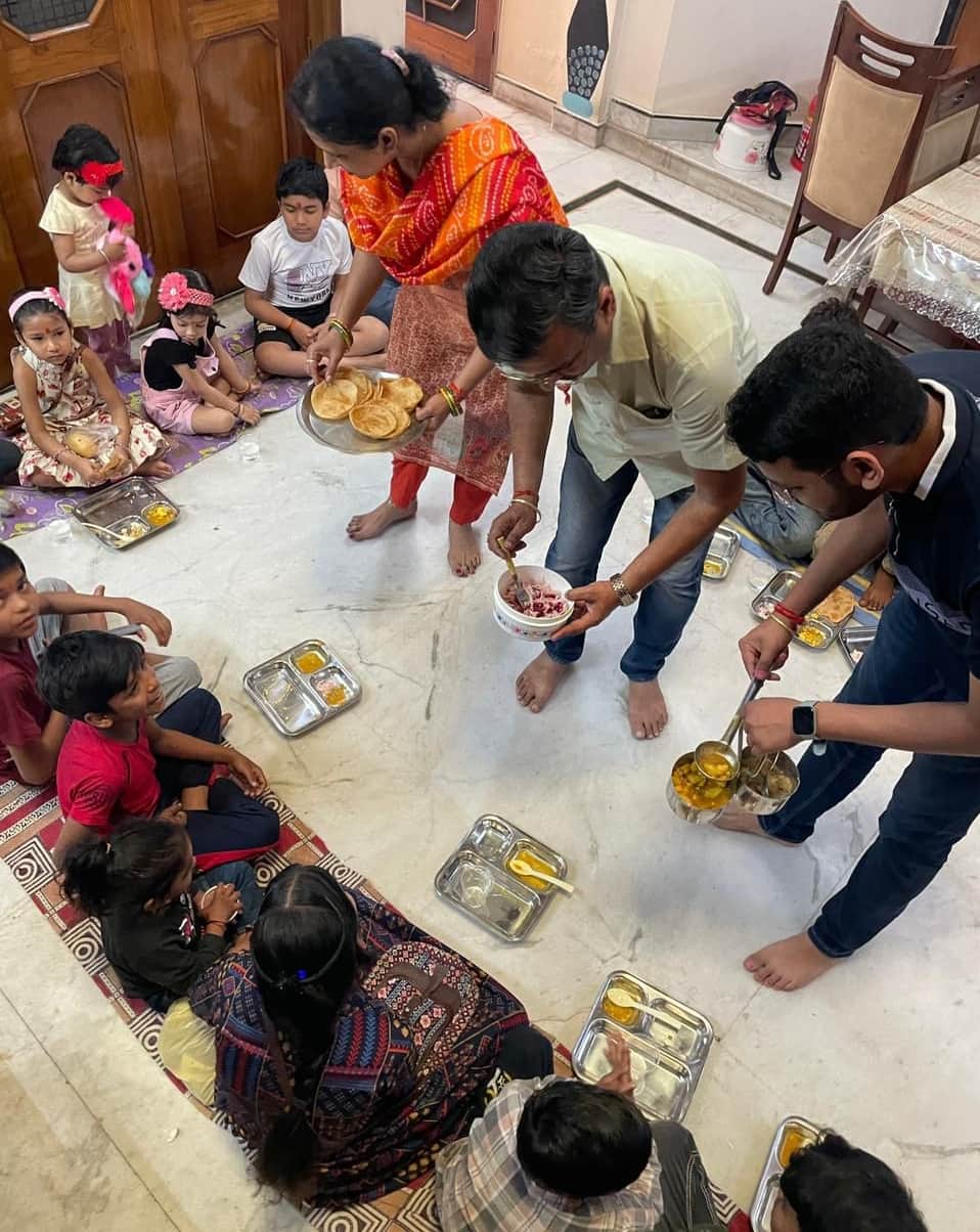 माता मोहल्ले में रामनवमी पर कन्याओं को भोजन कराते एक परिवार के लोग। स्रोत स्वयं