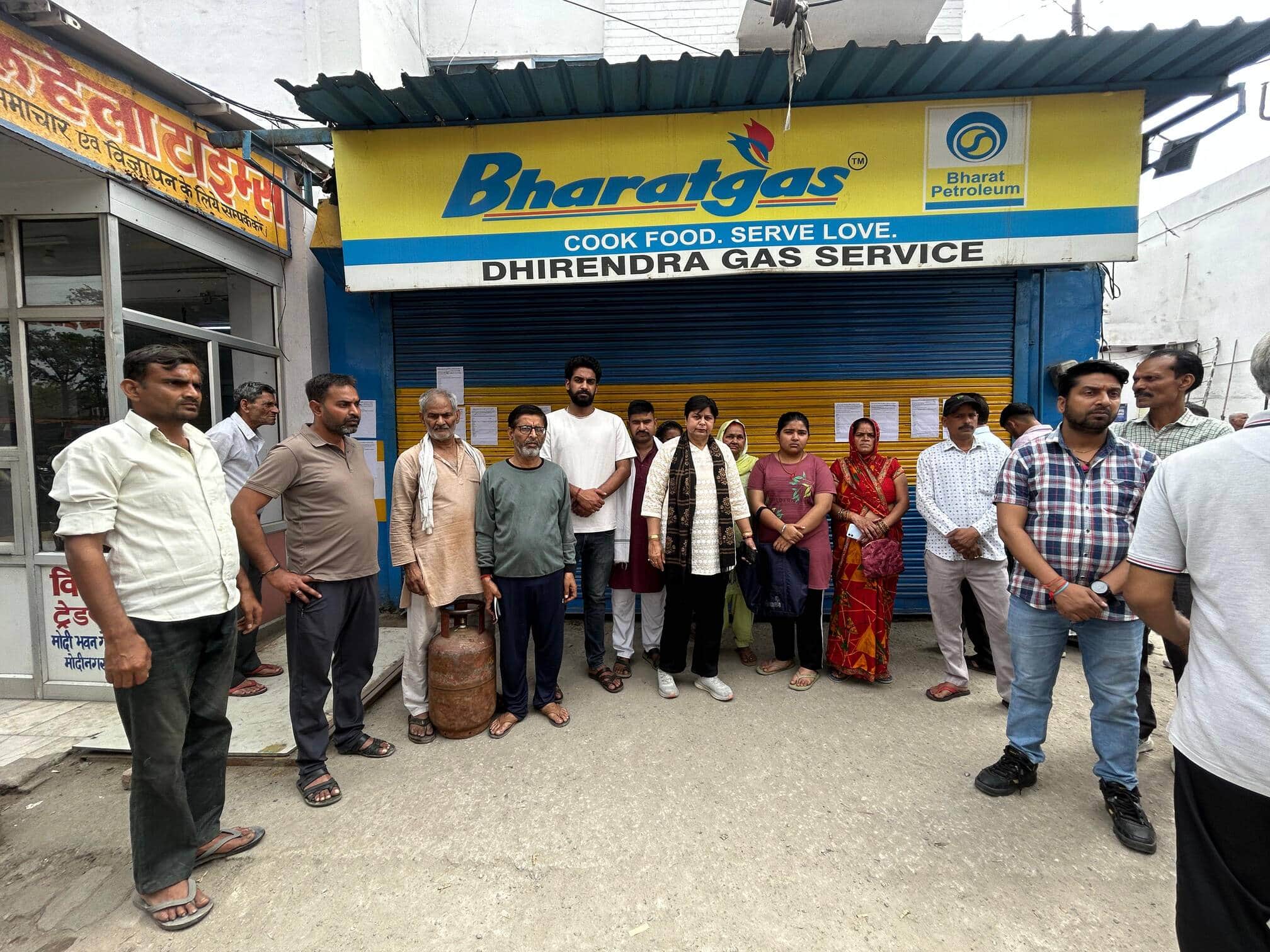 मोदीनगर। आक्रोशित लोगों ने गैस सर्विस एजेंट के कार्यालय का शटर गिराया। संवाद