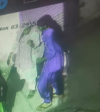 Two women returning from shopping were knocked unconscious and their earrings were taken out.