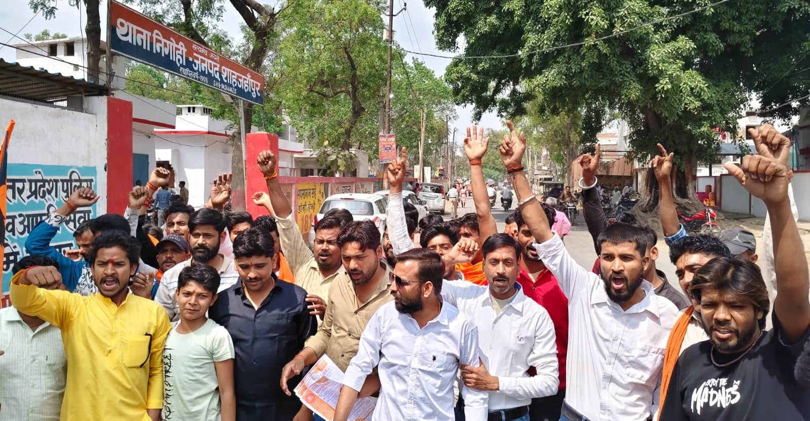 निगोही थाने के बाहर प्रदर्शन करते हिंदू युवा वाहिनी के कार्यकर्ता। संवाद