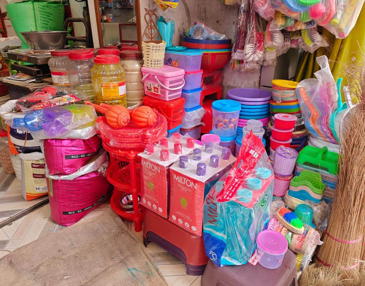 नगर की एक दुकान पर रखे प्लास्टिक के सामान। संवाद