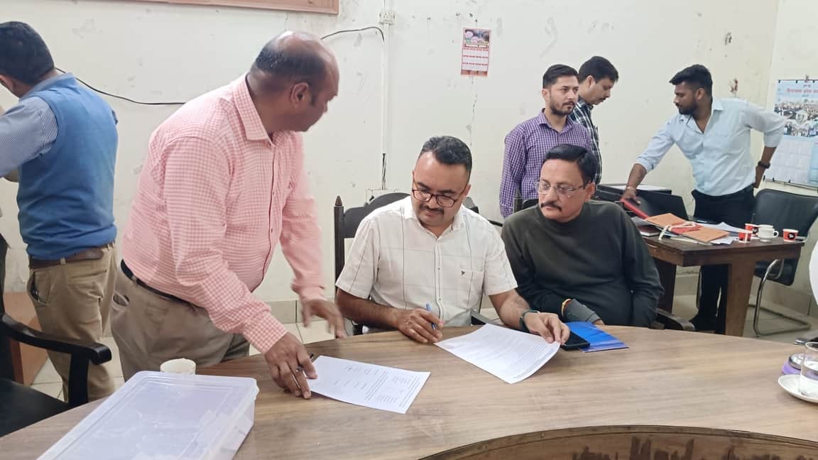 नाहन के टाउन हॉल में नगर परिषद के वार्डों को महिलाओं के लिए आरक्षित करने को लेकर प्रक्रिया में