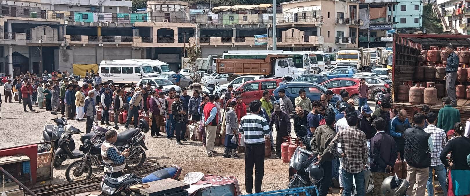 नई टिहरी बौराड़ी बस अड्डे में रसोई गैस सिलिंडर रिफिल कराने को लगी लंबी लाइन। संवाद
