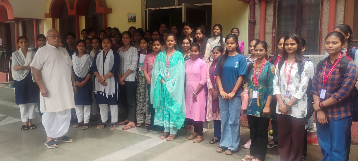 Students have been eating boiled food for two weeks, the director staged a sit-in protest, and received three cylinders in the evening.