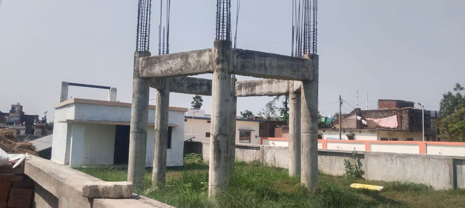 निर्माणधीन पानी की टंकी।