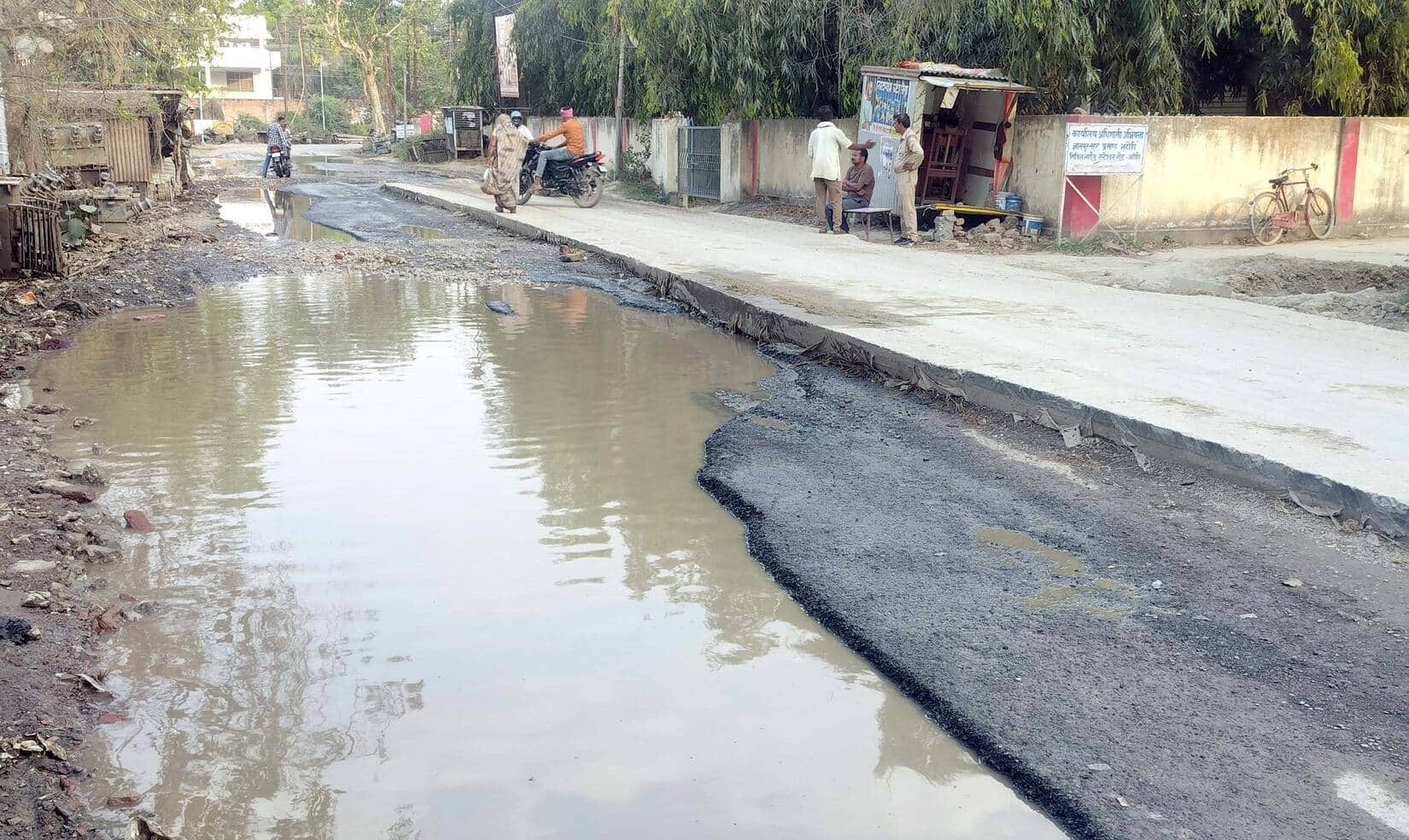 निर्माणाधीन सिविल लाइंस रोड एक लेन तथा दूसरा लेन जो खतरनाक हो गया है। स्रोत- संवाद