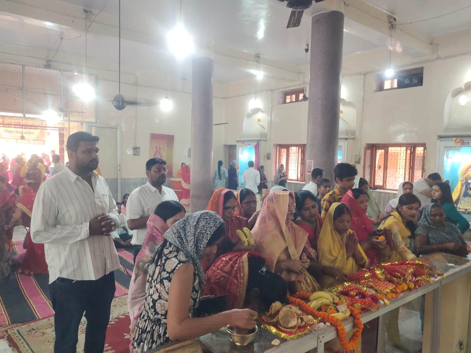 नवरात्र नवमी पर गायत्री मंदिर में पूजा-अर्चना व कन्या पूजन करते श्रद्धालु संवाद
