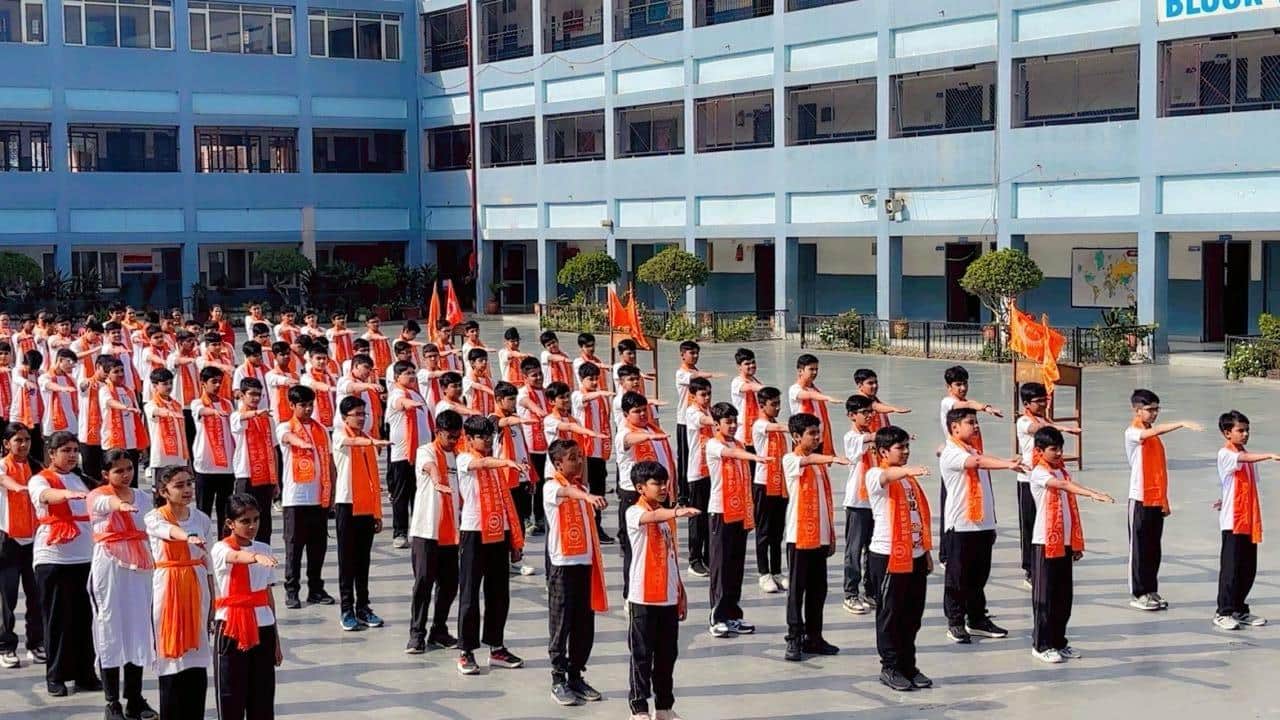 ओएसडीएवी स्कूल में आयोजित आर्य युवा वैदिक चेतना शिविर में पीटी का अभ्यास करते बच्चे।