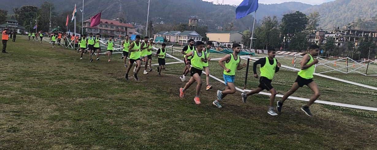 पंडोह भर्ती स्थल पर शारीरिक दक्षता के लिए दौड़ में भाग लेते अभ्यर्थी। स्रोत विभाग