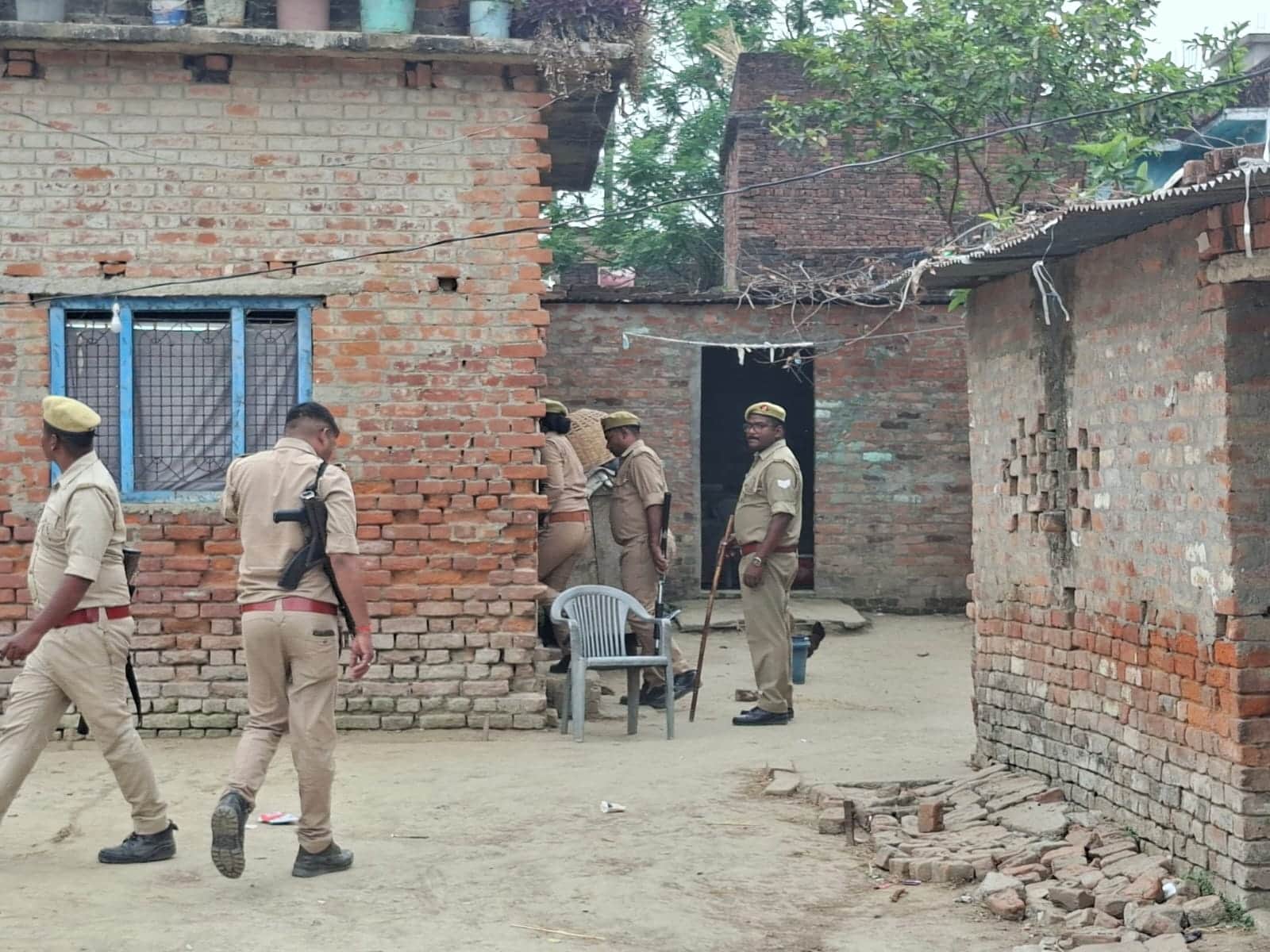 पिकअप मालिक की तलाश में छापा मारती पुलिस।