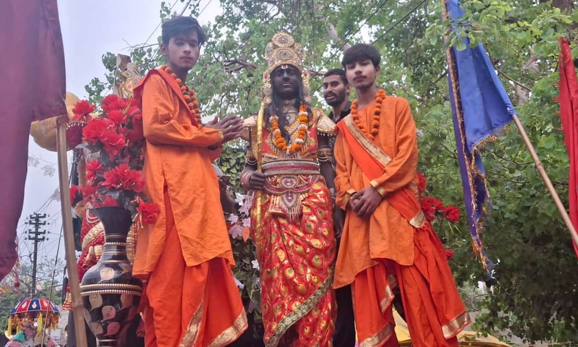पिलखुवा में चंडी मंदिर द्वारा निकाली गई शोभायात्रा में शामिल झांकी में सजा कलाकार।संवाद