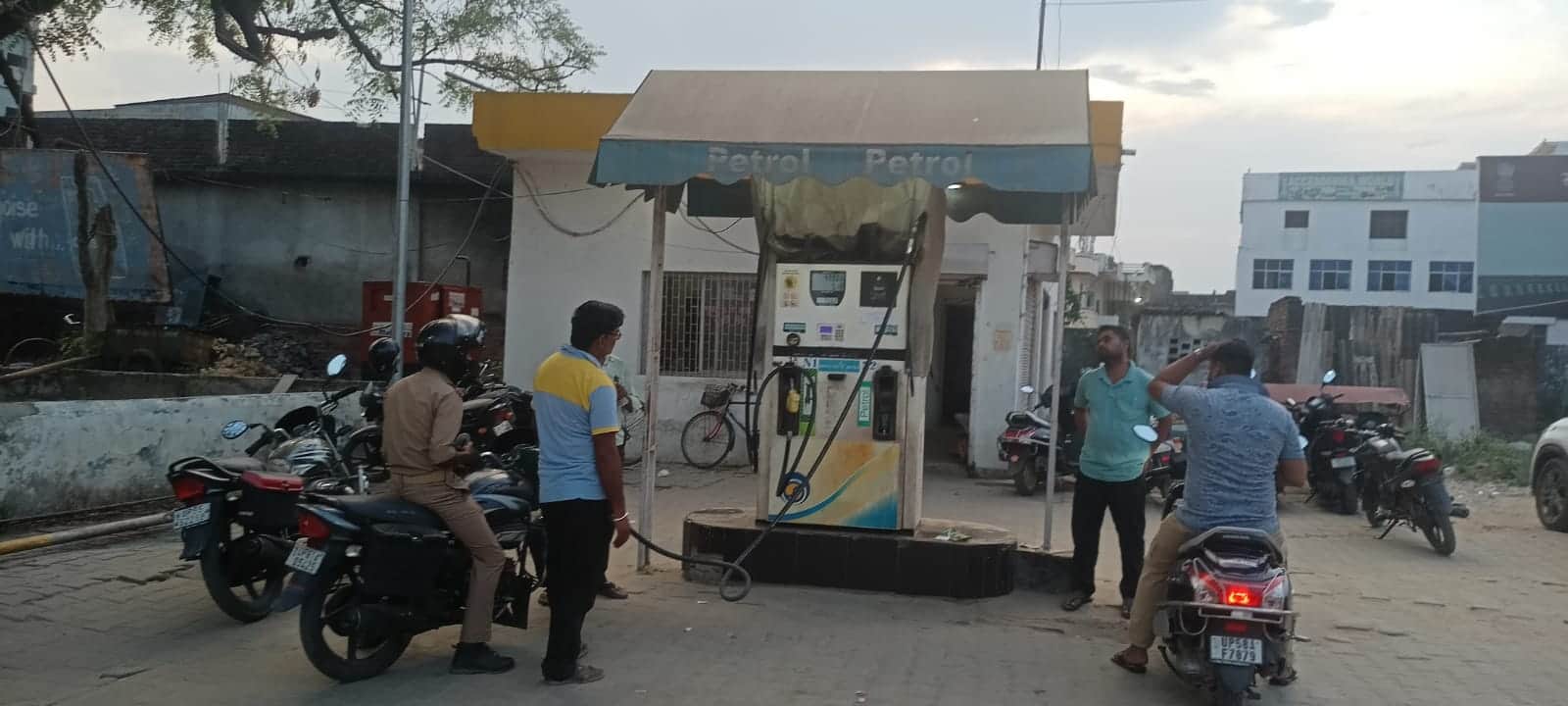 पंप पर नहीं दिखी लोगों की भीड़।