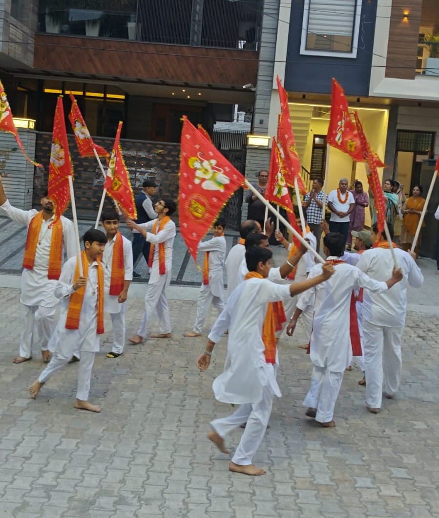 The morning procession was welcomed with a shower of flowers