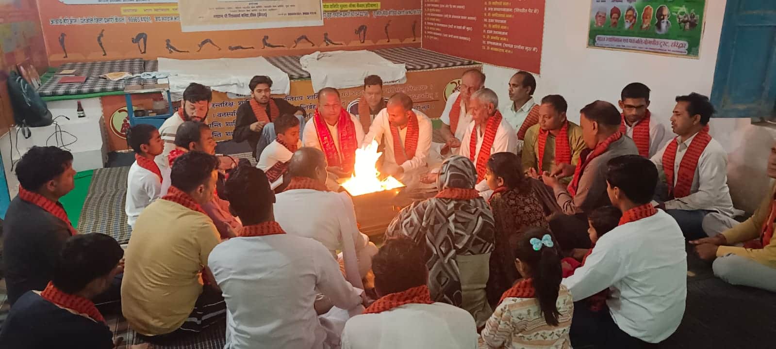 पतंजलि योग भवन चीका में रामनवमी पर हवन में भाग लेते सदस्य।