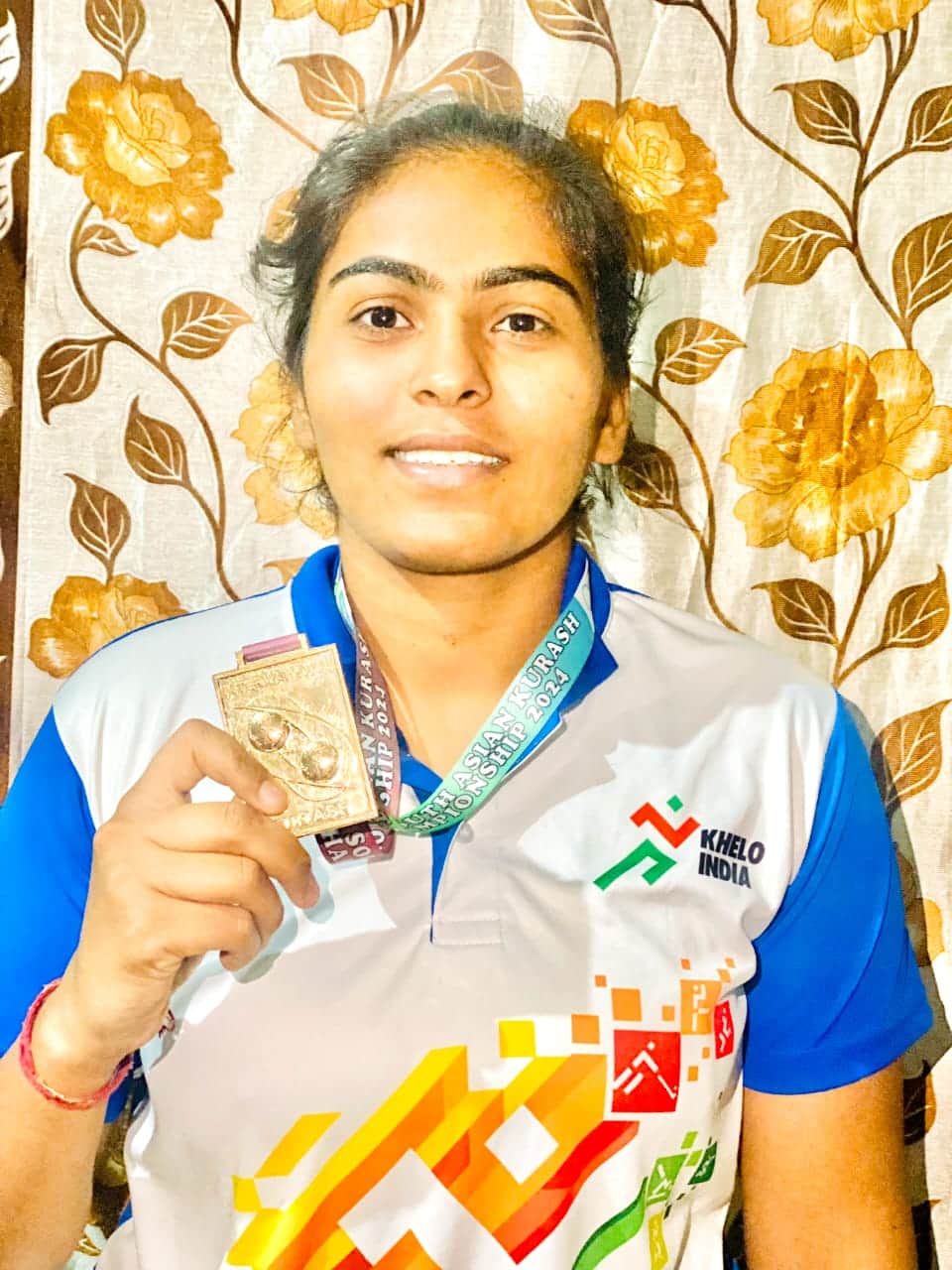 पदक के साथ खिलाड़ी मनप्रीत