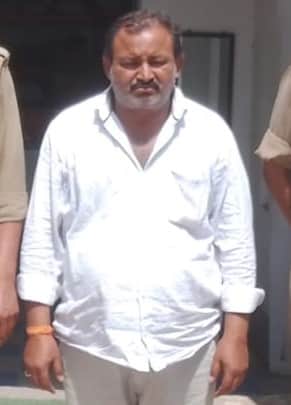 पुवायां पुलिस की गिरफ्त में आरोपी संतोष पाठक। स्रोत: पुलिस