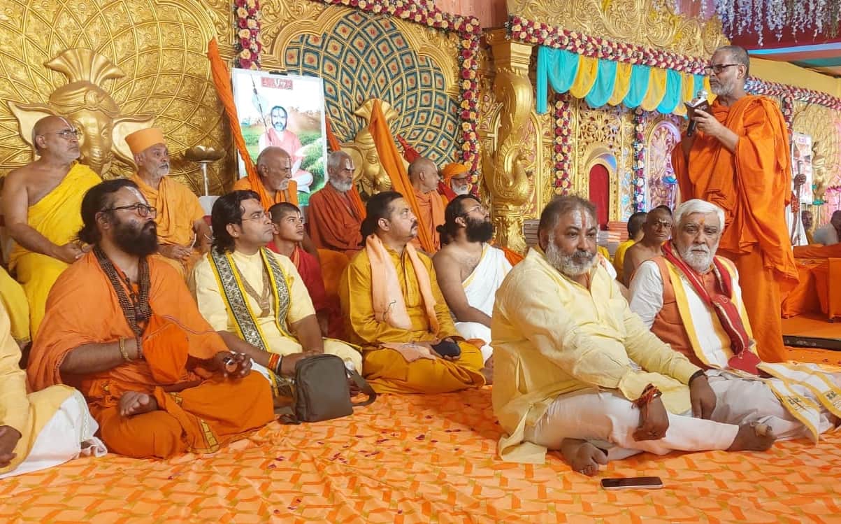 राजघाट पर आयोजित महायज्ञ के समापन पर आयोजित संत सम्मेलन में जुटे संत-धर्माचार्य।