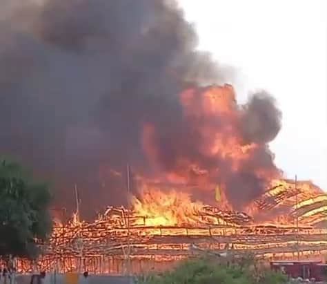 राजघाट पर चल रहे महायज्ञ की यज्ञशाला में लगी भीषण आग।