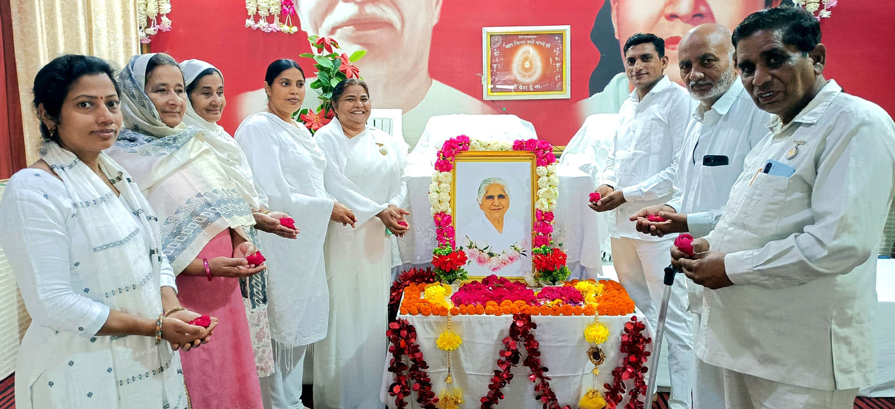 राजयोगिनी दादी जानकी को पुष्पांजलि देती ब्रह्माकुमारी बहनें व श्रद्धालु