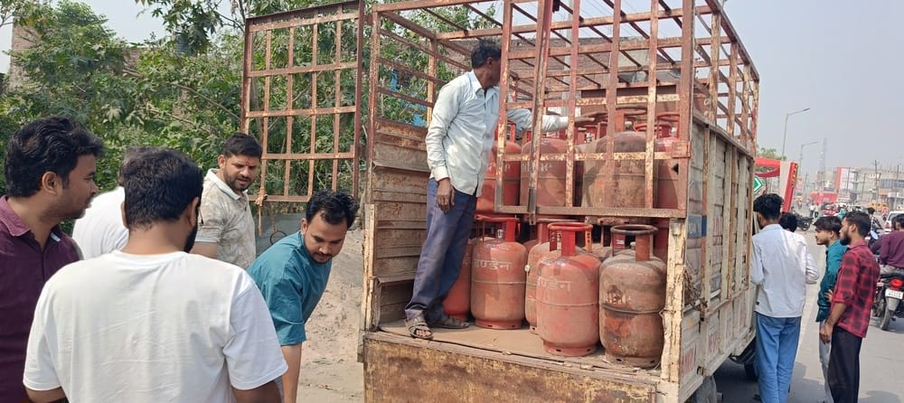 Chaos over Cooking Gas... Crowds of Consumers from Agencies to Warehouses