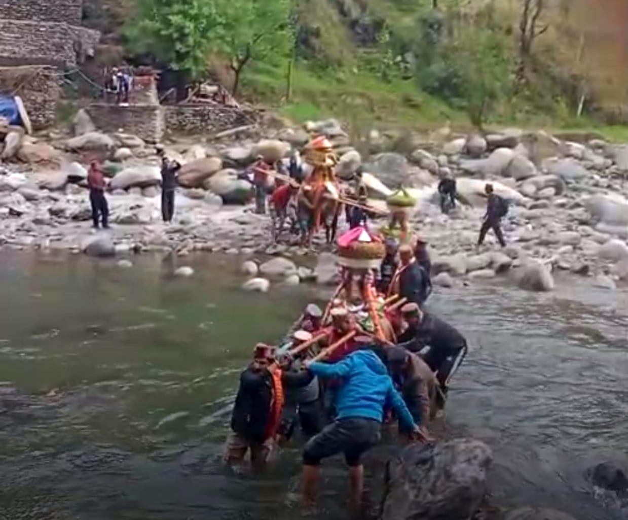 The Hariyans helped the gods cross the river