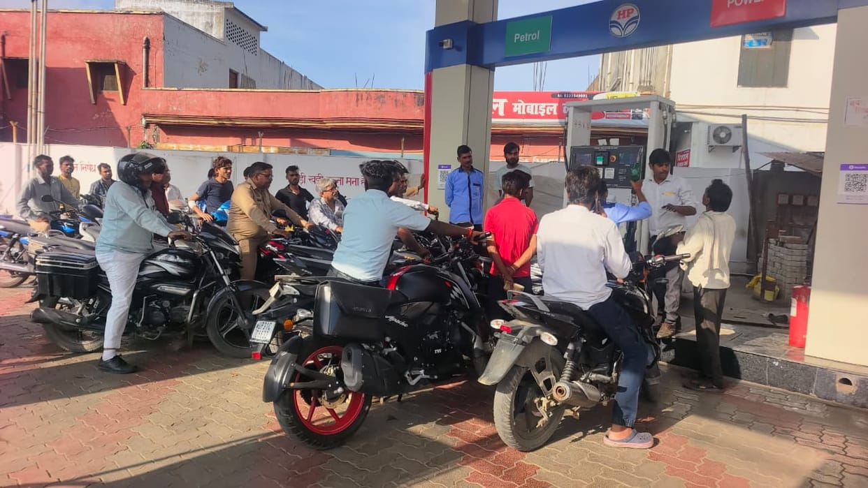 Petrol and diesel shortages continue, with many pumps locked due to stock shortages.