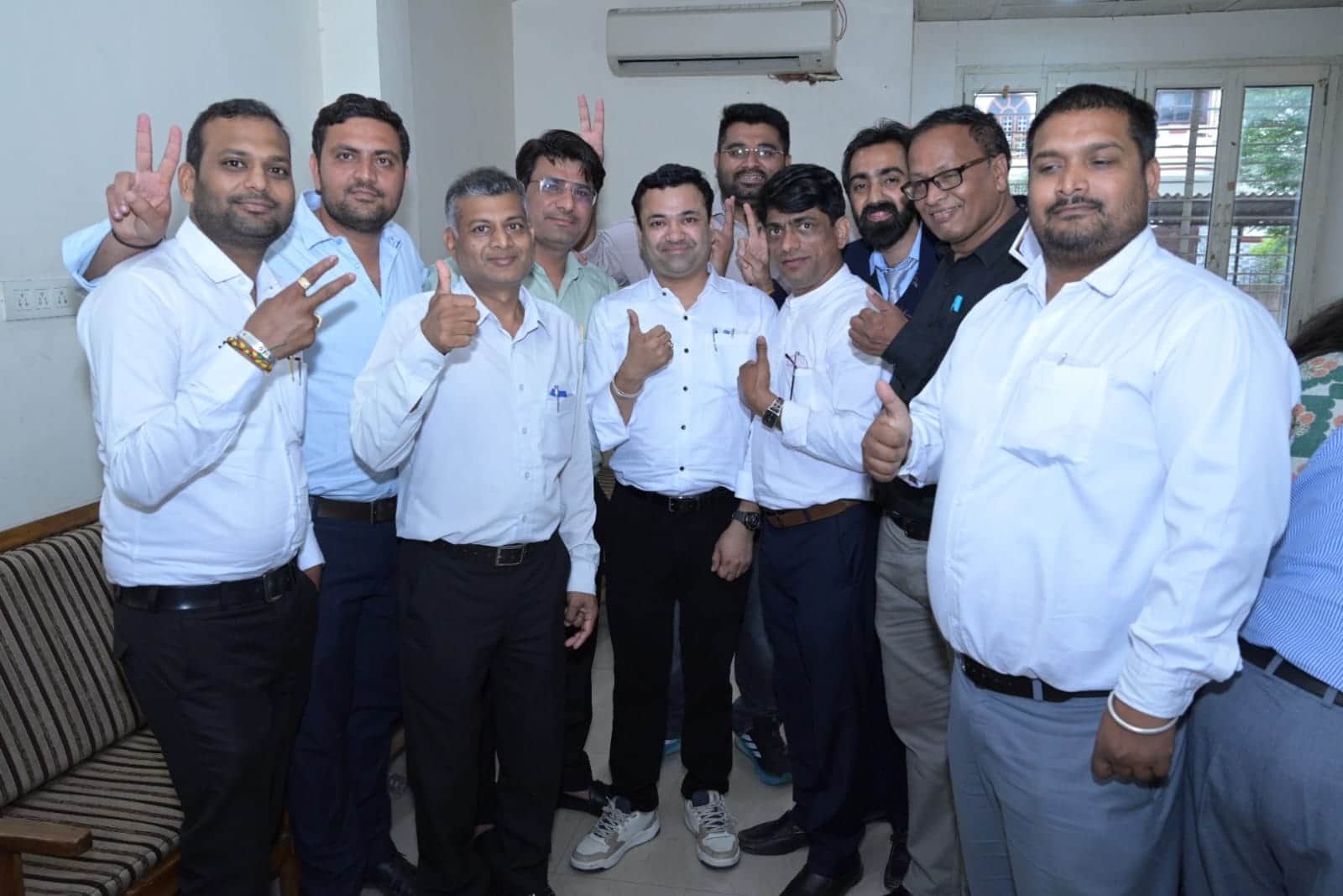 सेक्टर 14 के आयकर विभाग में टैक्स बार एसोसिएशन के चुनाव में विजई रहे अजय भारद्वाज अपनी टीम के स