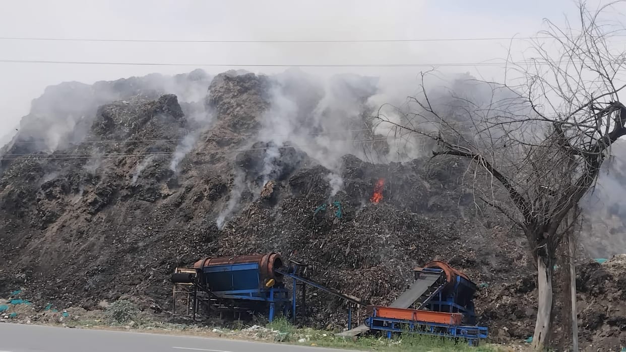 Fire raging in dumping ground, smoke disturbing people
