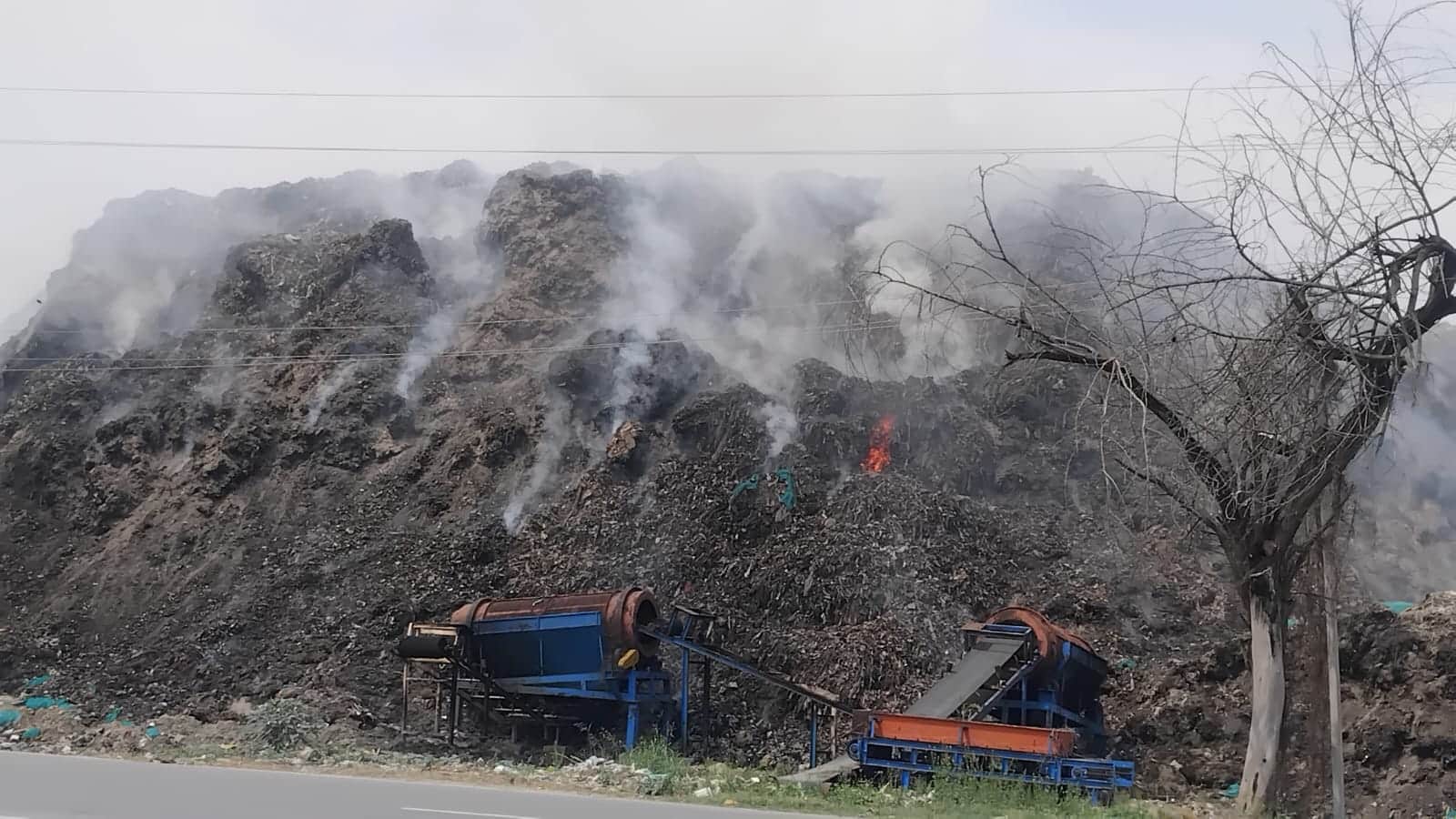 सिकंदराबाद डंपिंग ग्राउंड से उठता धुआं। संवाद