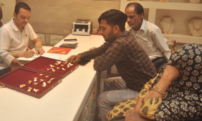 सराफा बाजार में दुकान से सहालग के लिए जेवरात खरीदते लोग। संवाद