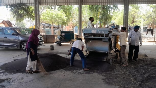 Due to higher market prices, farmers kept their distance from government procurement; if fingerprints are not found, identification will be done through i-scan.