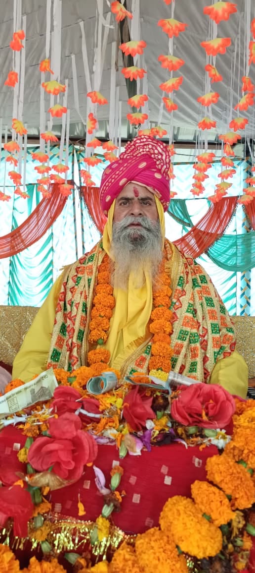 संत सुभाष शास्त्री प्रवचण करते हुए संवाद