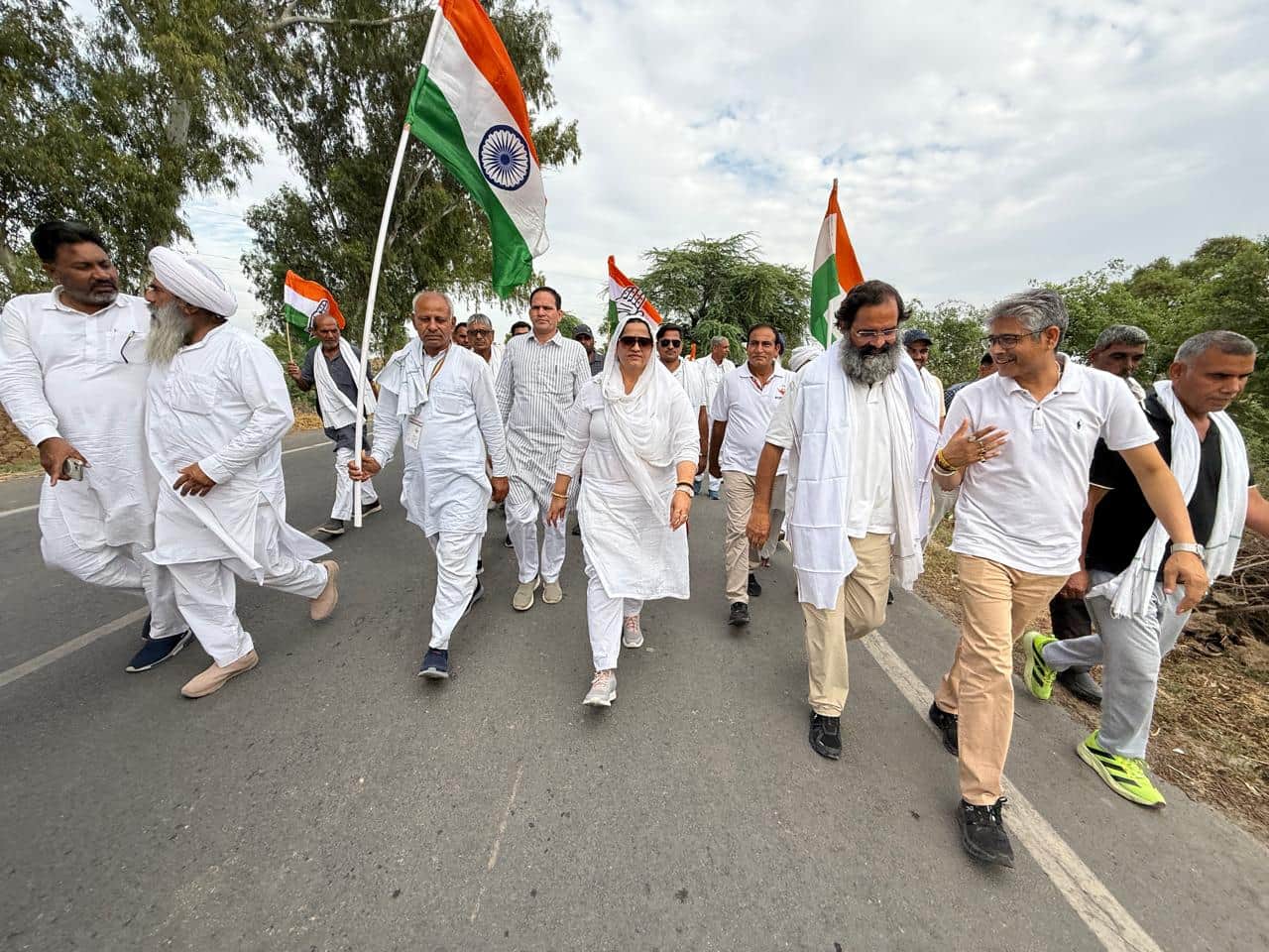 सद्भाव यात्रा में पूर्व सांसद बृजेंद्र सिंह और अन्य। 