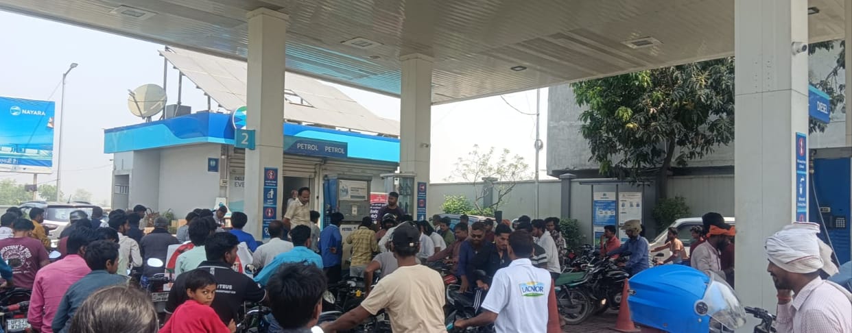 Petrol Pumps Run Dry Amidst the 'Heat' of Rumors; Three Days' Stock Exhausted in Just 12 Hours