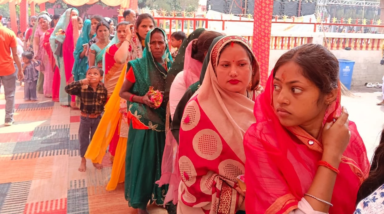 Devotees flocked to the court of Maa Pateshwari