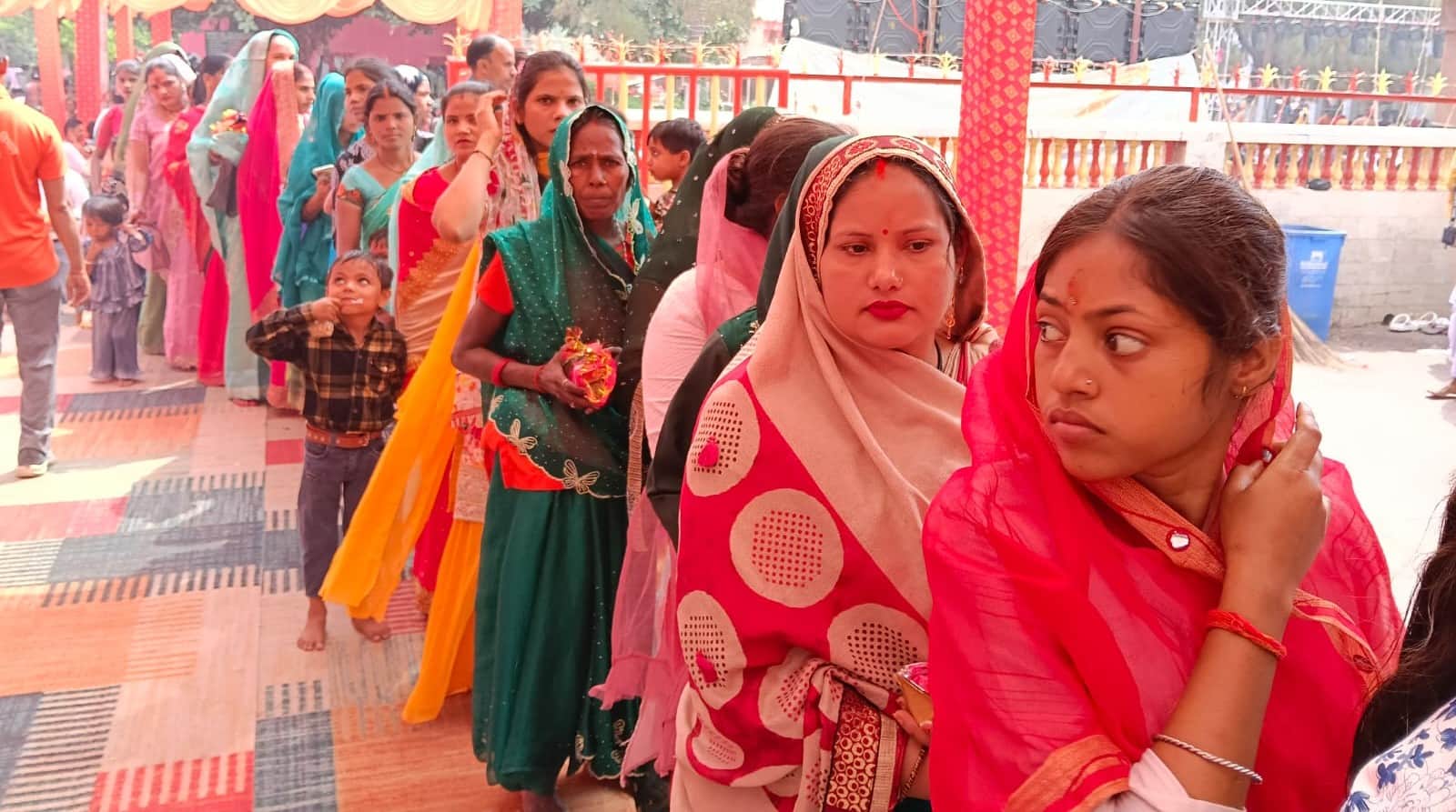 शक्तिपीठ देवीपाटन मंदिर में दर्शन के लिए उमड़े श्रद्धालु। -संवाद