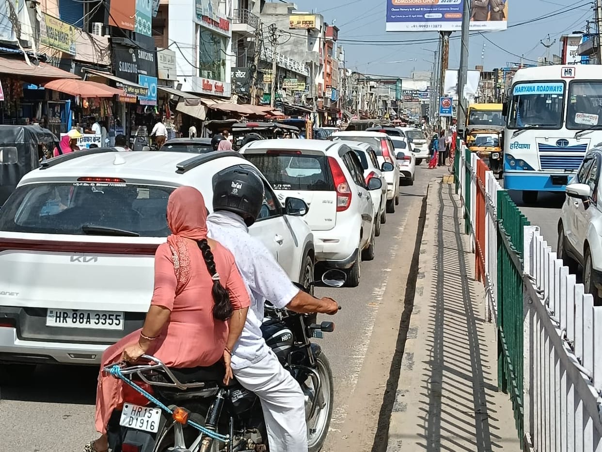 The bus stand and workshop in the heart of the city are the main causes of traffic jams on the four-lane road being constructed, causing inconvenience to drivers