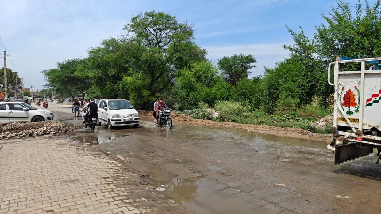 Due to the negligence of the Public Health Department, Hanspur Road is in bad shape and there is a problem of leakage.