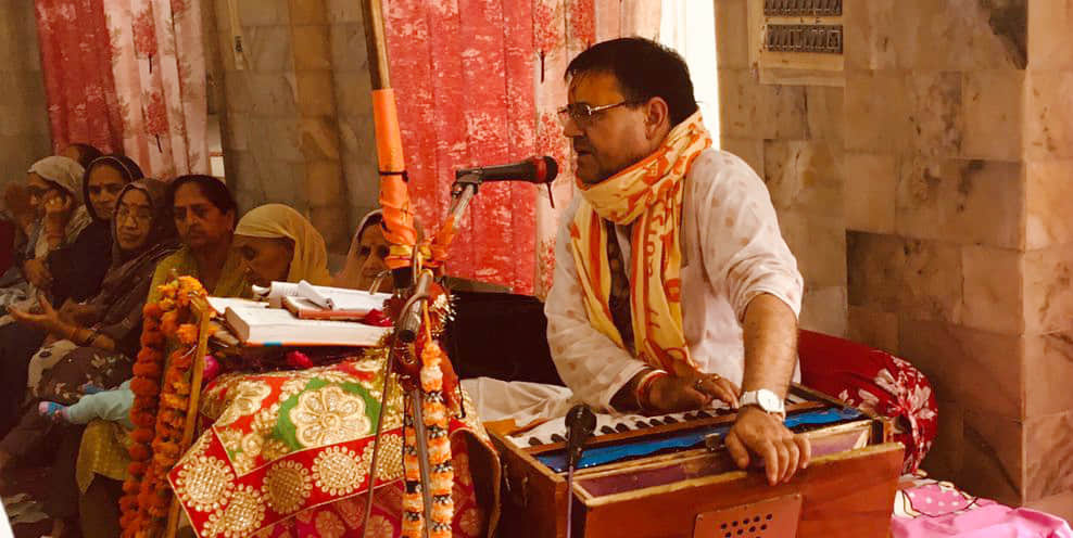 श्री सनातन धर्म गीता मंदिर में आयोजित कथा में प्रवचन करते आचार्य रामलाल। संवाद