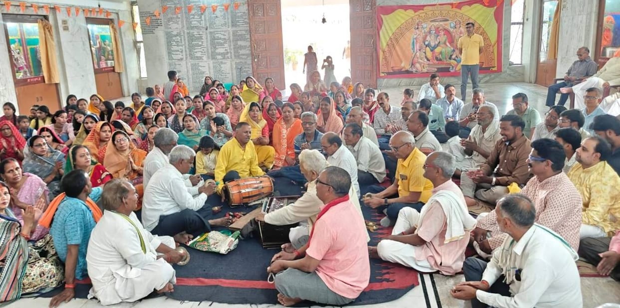 Shri Ram Janmotsav celebrated with great pomp and show at the Shri Ram Janaki Mandir Math.
